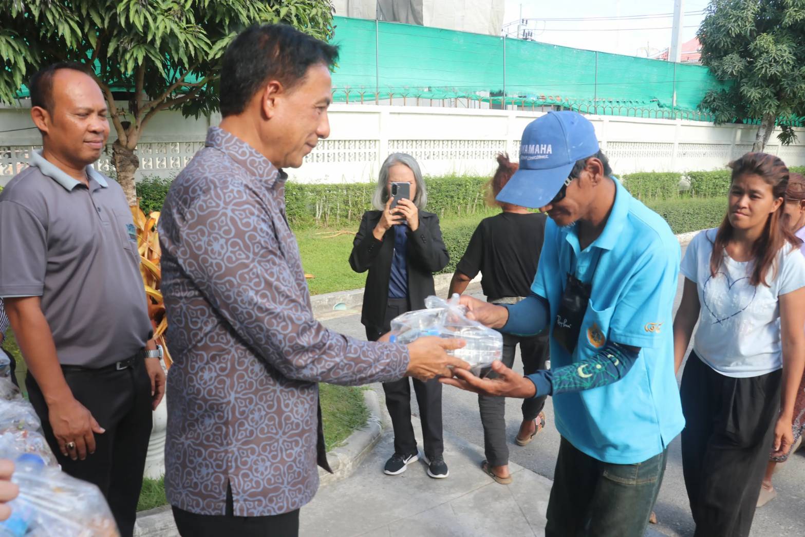 รองผู้ว่าฯ ปัตตานี ร่วมกิจกรรม &ldquo;โรงครัวรอมฎอน @ จวนผู้ว่าฯ ตานี &rdquo; ปีที่ 4 แจกอาหารละศีลอด 300 ชุด ตลอดเดือนรอมฎอน ฮ.ศ.1447