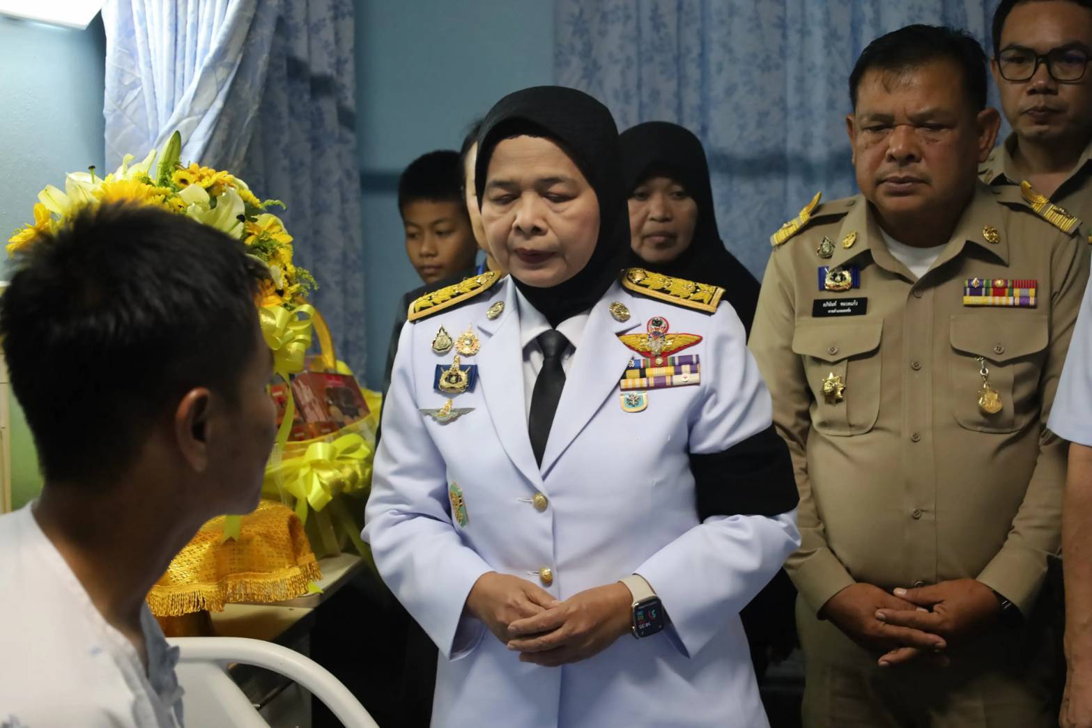 พระบาทสมเด็จพระเจ้าอยู่หัว  ทรงพระกรุณาโปรดเกล้า ฯ ให้ผู้ว่าฯปัตตานี เชิญดอกไม้และตะกร้าสิ่งของพระราชทาน เยี่ยมสมาชิก(อส.) ที่ได้รับบาดเจ็บจากเหตุคนร้ายกราดยิง ที่ จังหวัดปัตตานี                             