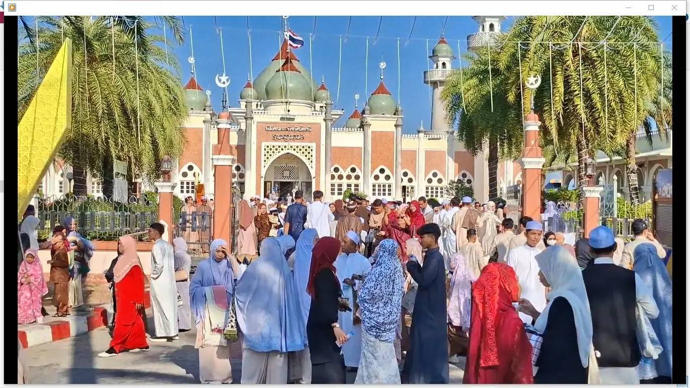 ชาวมุสลิมปัตตานีฉลองฮารีรายออิดิ้ลฟิตรี คึกคัก สลามขออภัยกันอบอุ่นกันทั่ว  