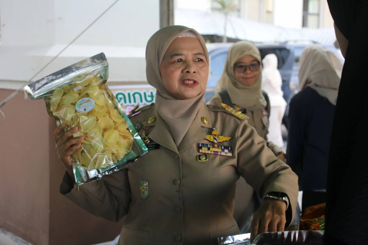 ผู้ว่าฯ ปัตตานีเยี่ยมตลาดเกษตรกรจังหวัดปัตตานี หนุนเกษตรกรขายตรงถึงผู้บริโภค &ldquo;เกษตรกรจริงจริง ทุกสิ่งปลอดภัย&rdquo;                         