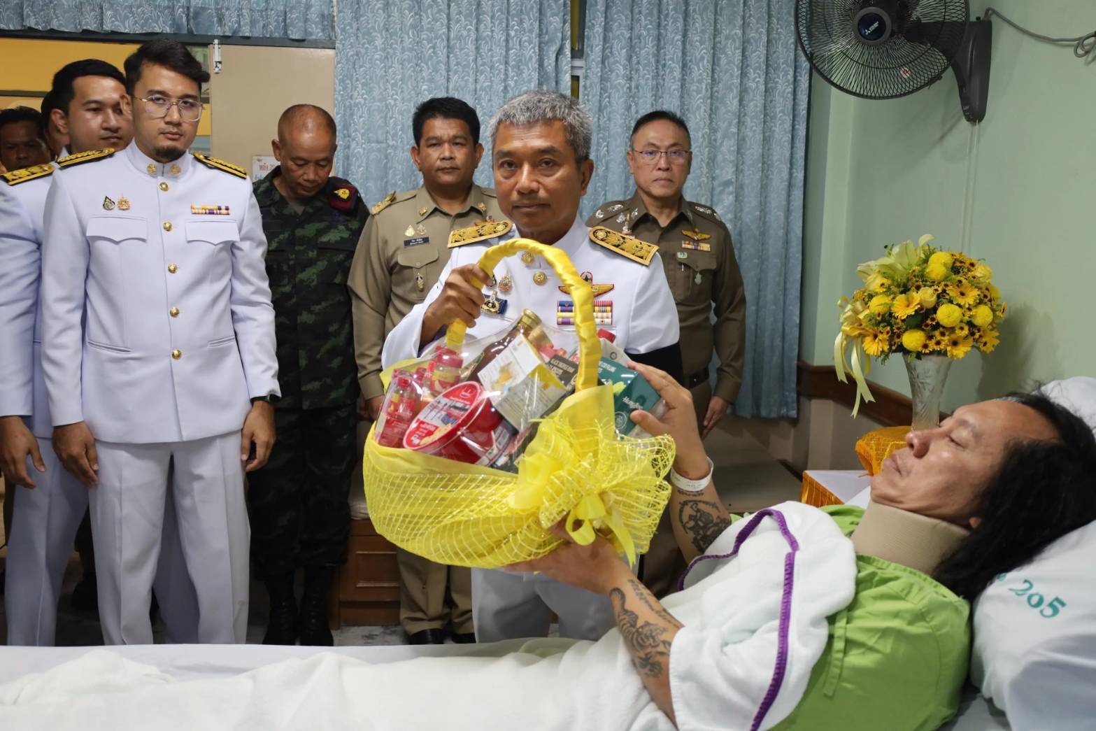 รองผู้ว่าฯ ปัตตานี เชิญดอกไม้และตะกร้าสิ่งของพระราชทานแก่ จ่าสิบเอก สุภิญโญ สิงห์แก้ว ได้รับบาดเจ็บ จากเหตุการณ์ปะทะในพื้นที่ อ.โคกโพธิ์ฯ